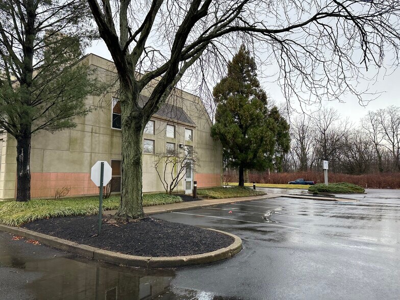 More Photos Of 195 Bristol Oxford Valley Rd, Langhorne Bank For Lease