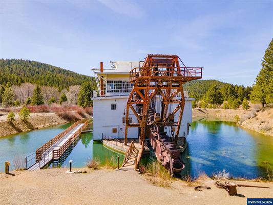 More Photos Of 179 S Mill St, Sumpter Hotel For Sale