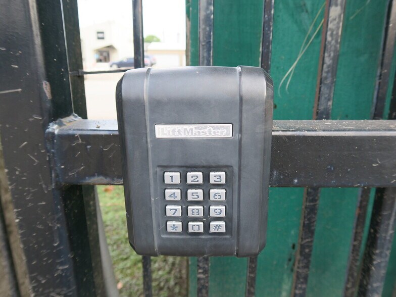 More Photos Of 5715 Star Ln, Houston Warehouse For Lease