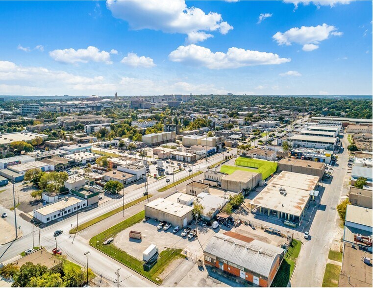 More Photos Of 2700 White Settlement Rd, Fort Worth Showroom For Lease