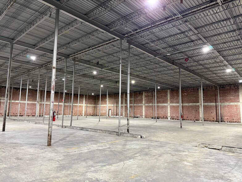 More Photos Of 5024 Uceta Rd, Tampa Distribution For Lease