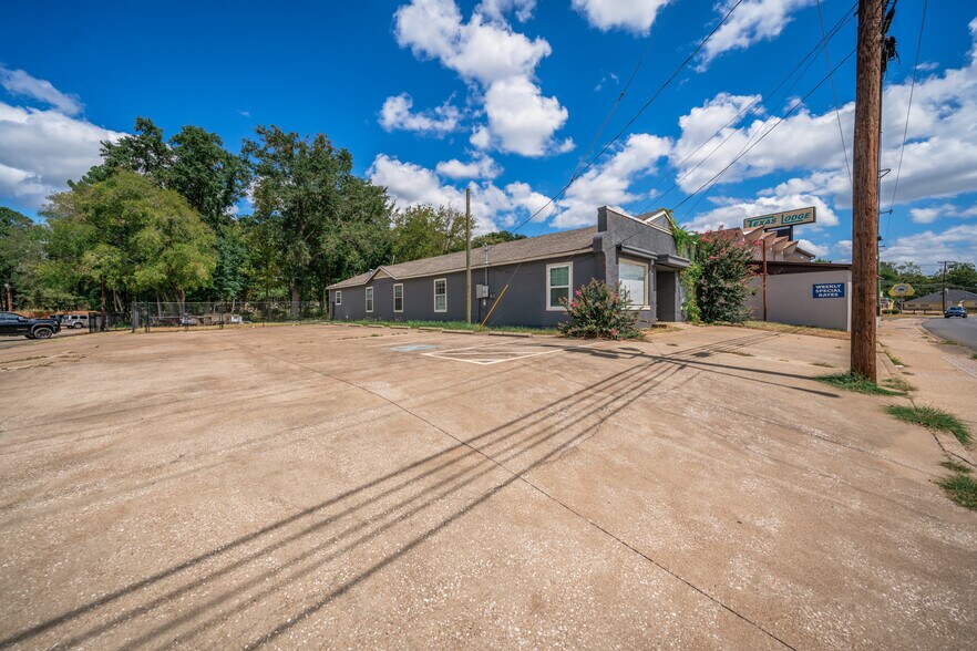 More Photos Of 1505 E Marshall Ave, Longview Medical For Sale