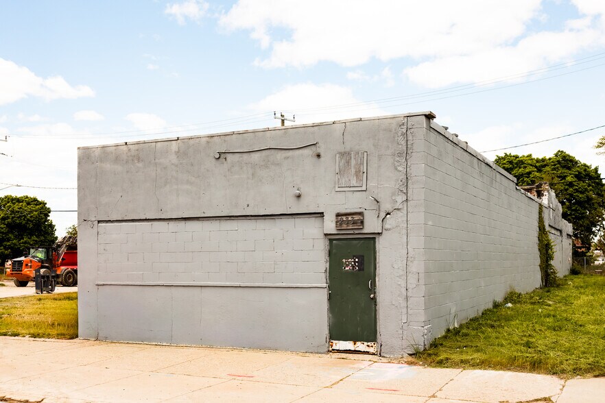 Primary Photo Of 2334 Michigan Ave, Detroit Bar For Sale