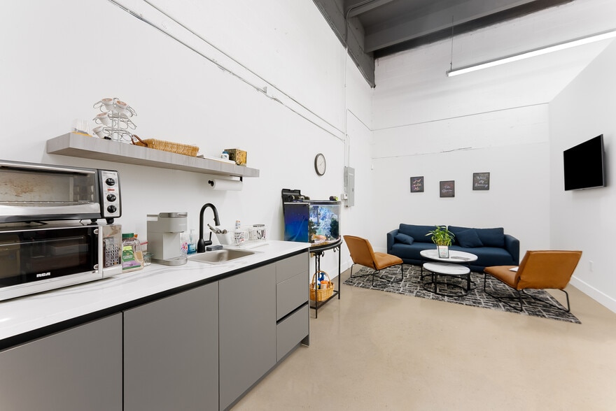 More Photos Of 3501-3531 NW 19th St, Fort Lauderdale Unknown For Lease