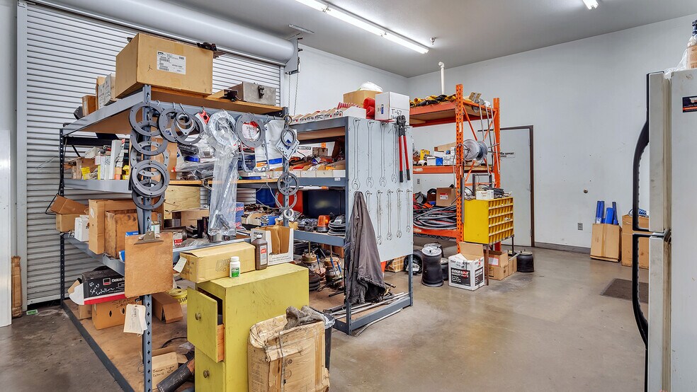 More Photos Of 7025 N Leadbetter Rd, Portland Service For Lease