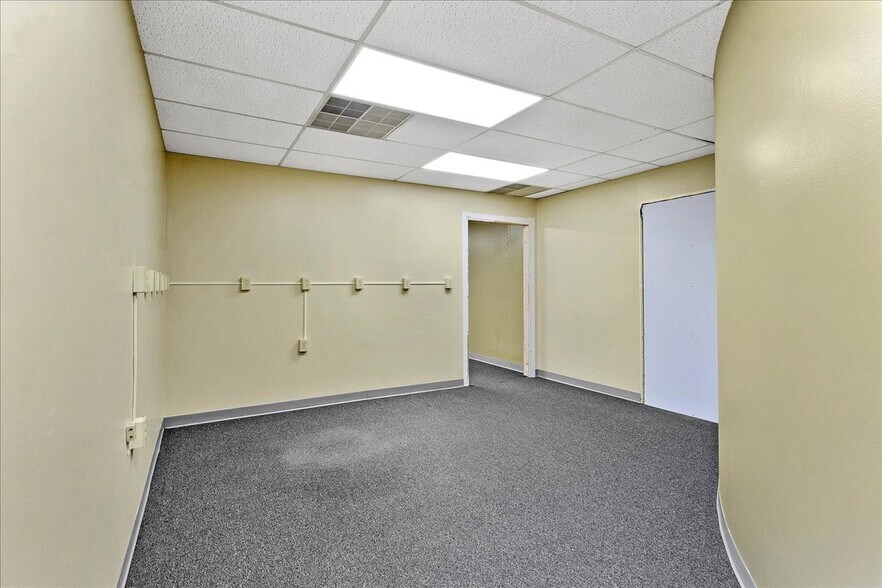 More Photos Of 6886 Wishart St, Huntsville Light Distribution For Lease