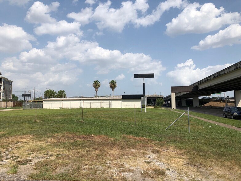 More Photos Of 3433 I-45, Houston Freestanding For Lease