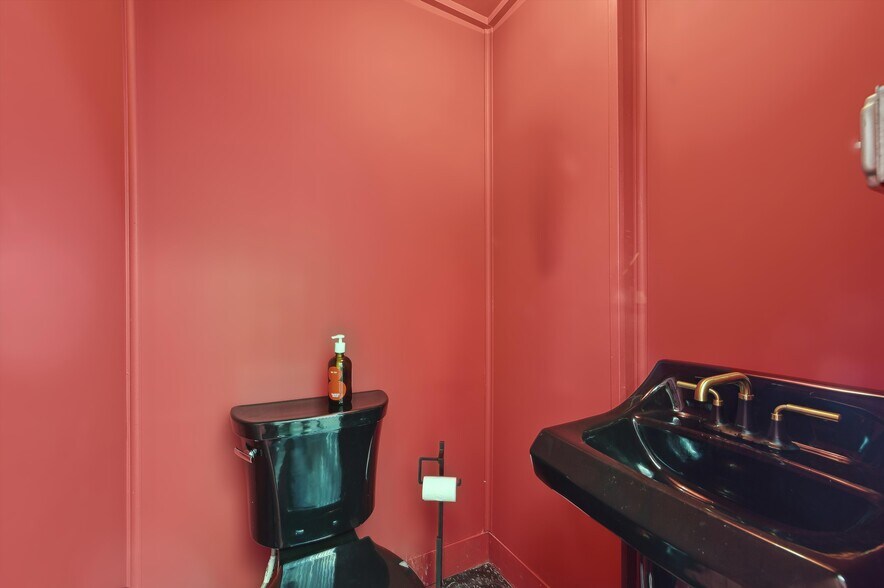 More Photos Of 9 Railroad Ave, East Hampton General Retail For Lease