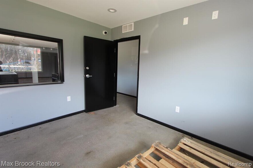 More Photos Of 110 Creekview Dr, Battle Creek General Retail For Sale