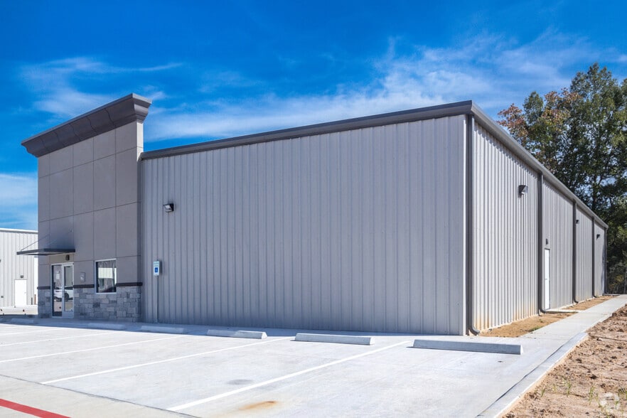 More Photos Of 8773 West Ln, Magnolia Warehouse For Lease