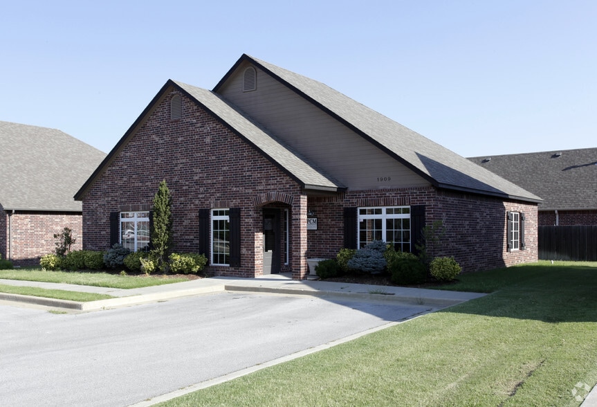 More Photos Of 1909 W C St, Jenks Office For Lease
