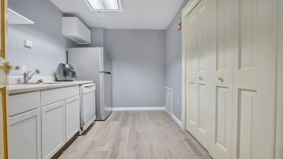 More Photos Of 323 8th St NE, Washington Apartments For Sale