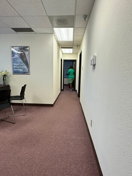 More Photos Of 407 N Cedar Ridge Dr, Duncanville Office Residential For Lease