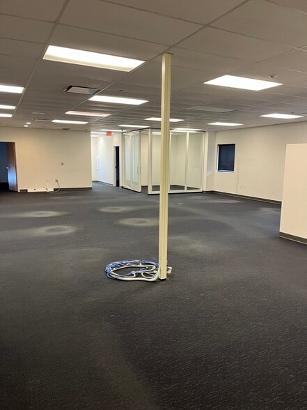 More Photos Of 310 N Yearling Rd, Columbus Showroom For Lease