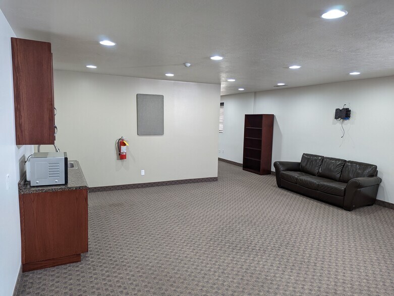 More Photos Of 332 E 3300 S, Salt Lake City Light Distribution For Lease