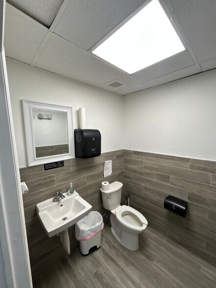 More Photos Of 1021-1051 N State Road 7, Margate Freestanding For Lease