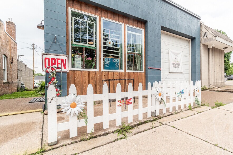 More Photos Of 185 E State St, Iola Storefront For Sale