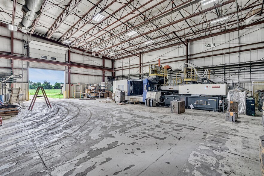More Photos Of 202 1st St S, Kalona Manufacturing For Sale