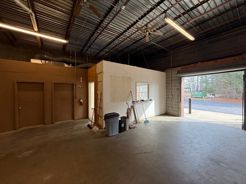 More Photos Of 150 Southmoore Ave, Aberdeen Warehouse For Lease