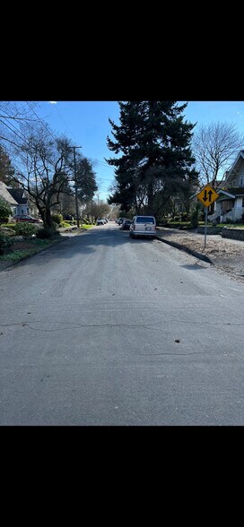 More Photos Of 4075 N Interstate Ave, Portland Showroom For Lease