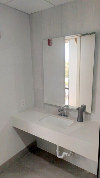 More Photos Of 1909 Tyler St, Hollywood Office For Lease