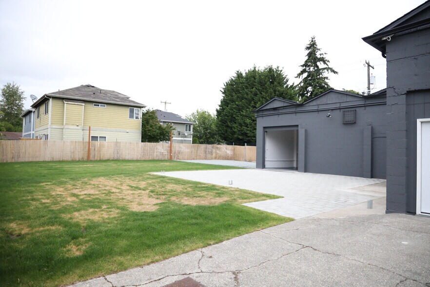 More Photos Of 8855 9th Ave SW, Seattle Convenience Store For Lease