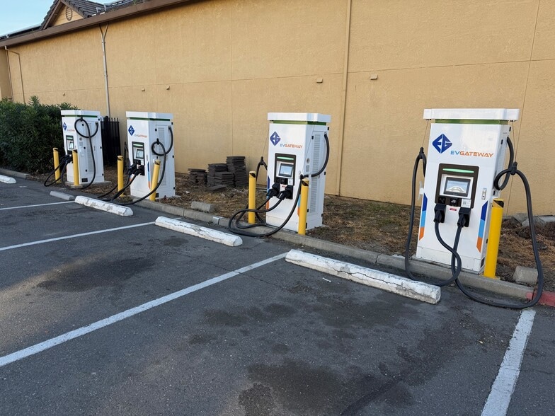 More Photos Of 1564 E Main St, Woodland Hotel For Sale