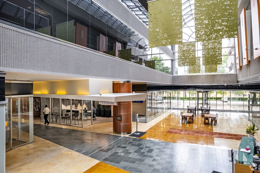 More Photos Of 17950 Preston Rd, Dallas Office For Lease