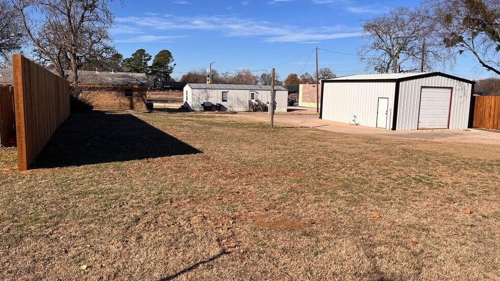 More Photos Of 302 N Main St, Collinsville Light Manufacturing For Lease