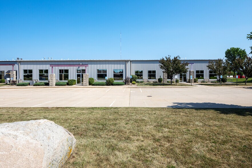 More Photos Of 921-929 Marthas Way, Hiawatha Light Distribution For Sale