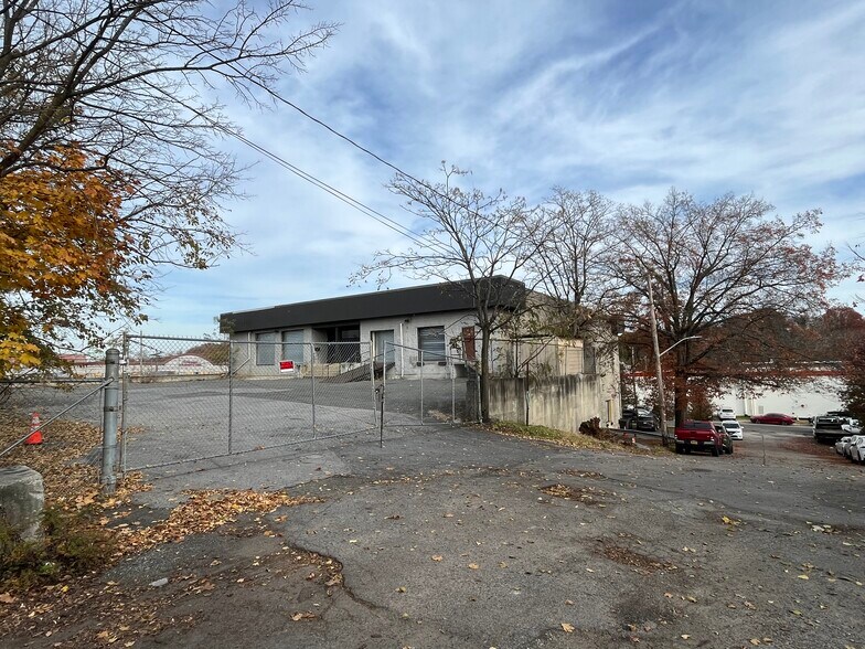 More Photos Of 919 West St, Pelham Manor Warehouse For Lease
