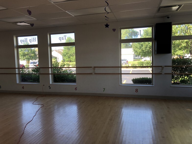 More Photos Of 608 E Veterans Pky, Yorkville Medical For Lease