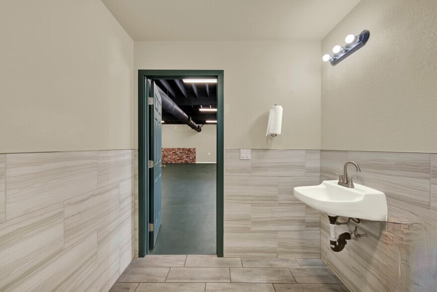 More Photos Of 124 S Porter Rd, Dixon Service For Sale