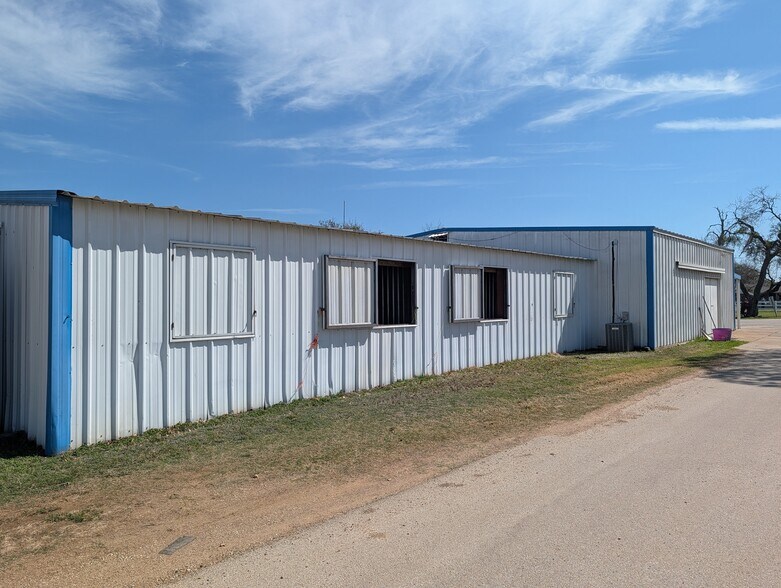 More Photos Of 843 Sundown Dr, Woodway Industrial For Lease