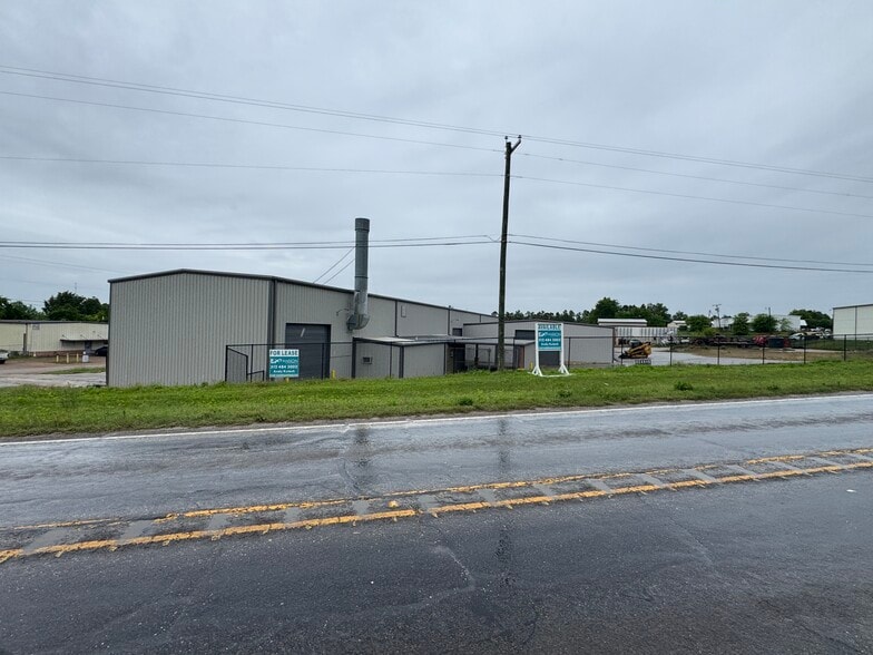More Photos Of 6031 Fm 2767, Tyler Warehouse For Lease