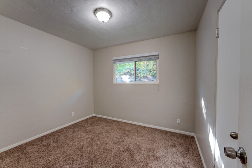 More Photos Of 1049 SE Walnut St, Hillsboro Apartments For Sale