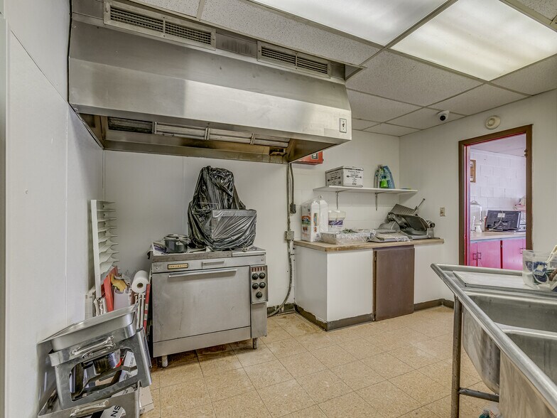 More Photos Of 1221 N 8th Ave, Stroud Convenience Store For Sale