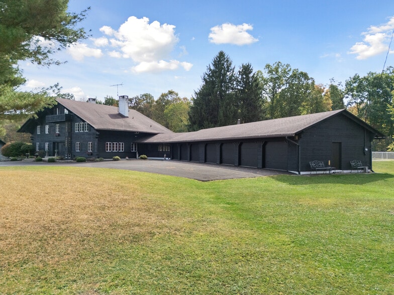 More Photos Of 550 Warner rd, Vienna Specialty For Sale