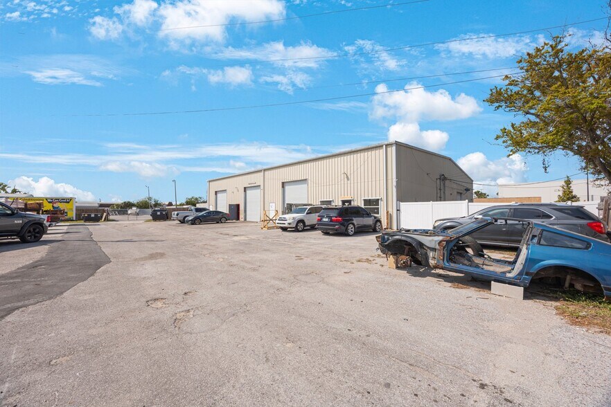 More Photos Of 9161 131st Pl N, Largo Warehouse For Lease