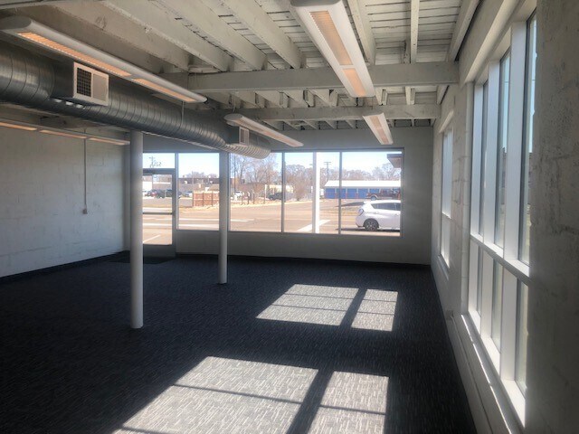 More Photos Of 5213 W Broadway Ave, Minneapolis Auto Dealership For Lease