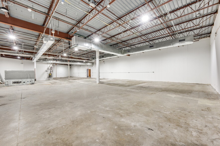More Photos Of 10105 W Technology Blvd, Dallas Industrial For Sale