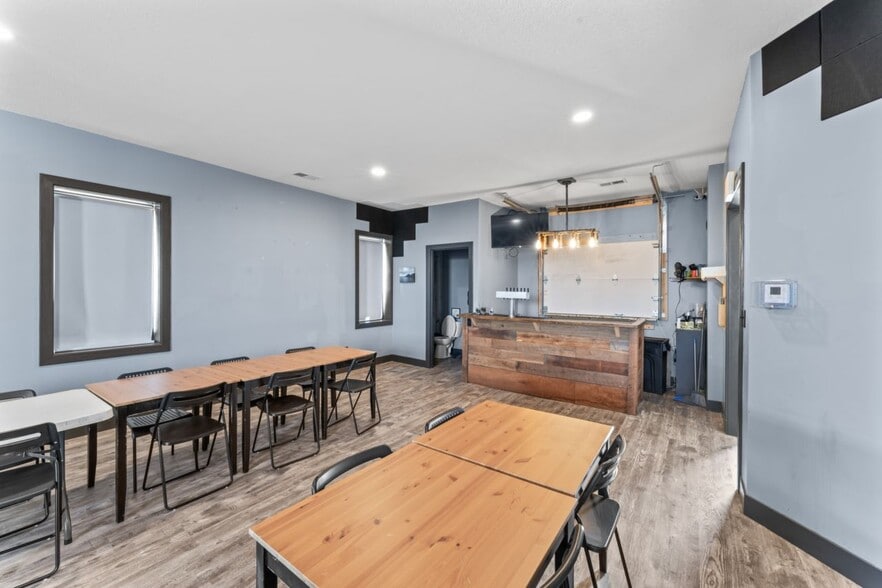 More Photos Of 508 S Main St, Grain Valley Bar For Lease