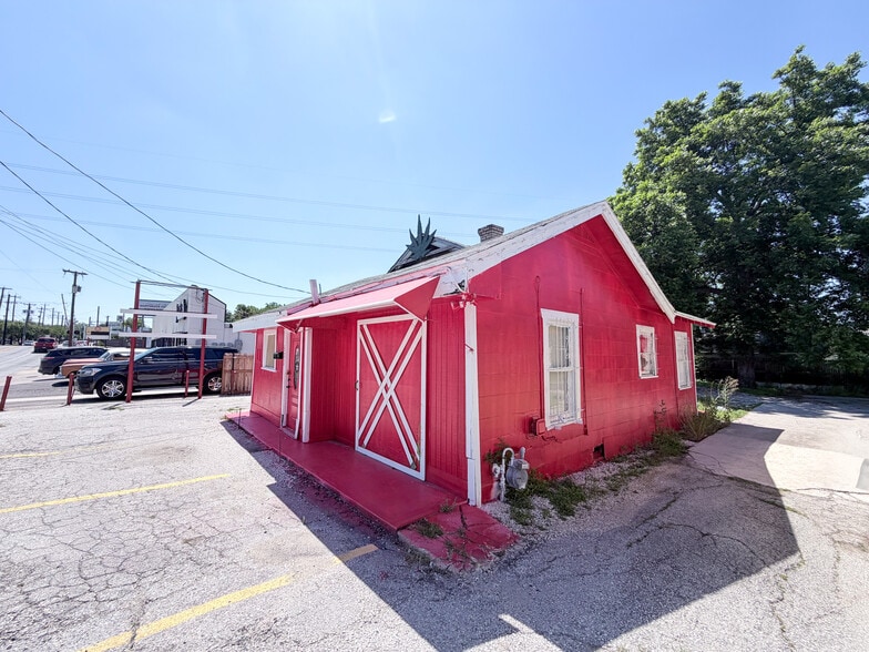 More Photos Of 500 W Hildebrand Ave, San Antonio Storefront For Sale