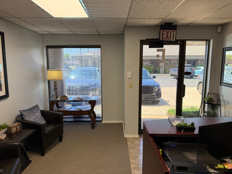 More Photos Of 11902 N Pennsylvania Ave, Oklahoma City Office For Lease