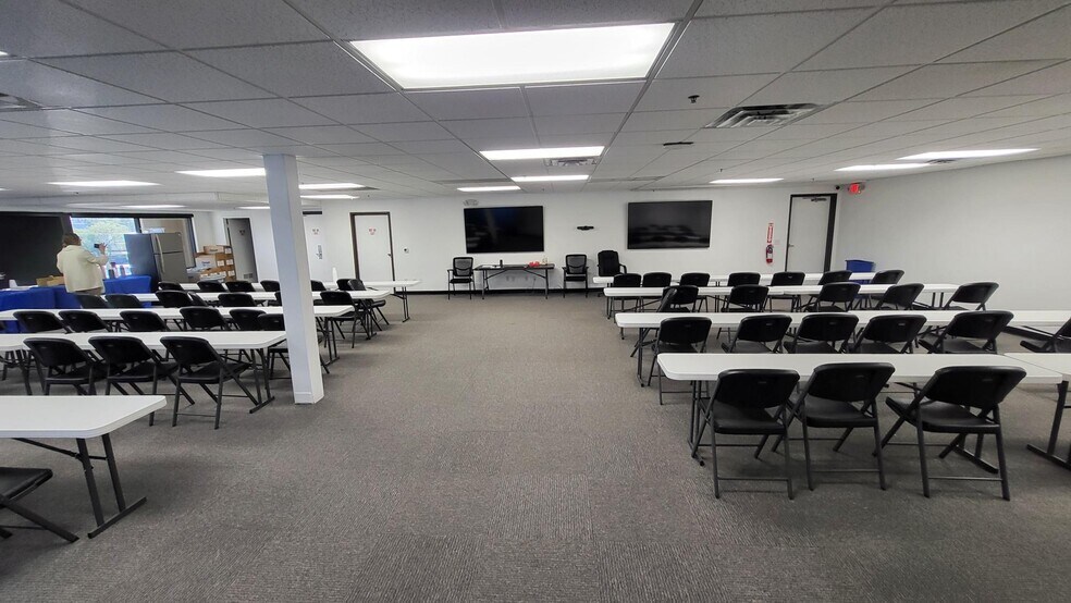 More Photos Of 3326 Ponderosa Way, Las Vegas Warehouse For Lease