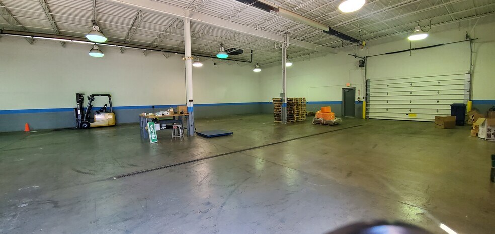 More Photos Of 38227 Western Pky, Willoughby Flex For Sale