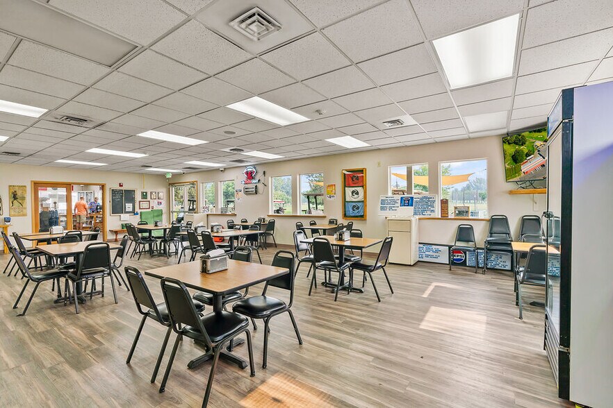 More Photos Of 31 Ray Rd, Sunnyside Sports And Entertainment For Sale
