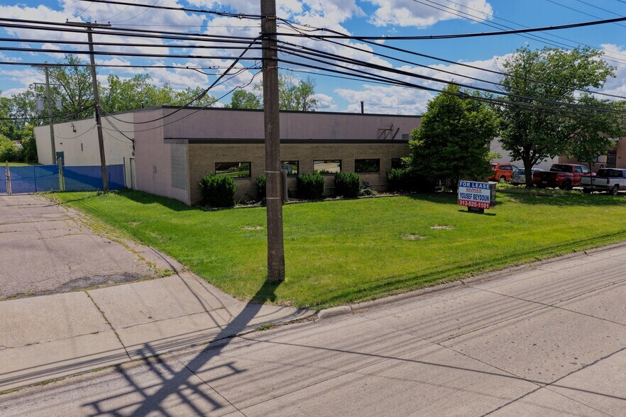 More Photos Of 25215 Glendale St, Redford Township Warehouse For Lease