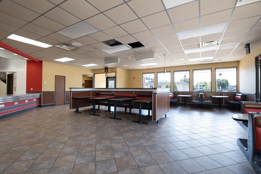 More Photos Of 101 W Lind St, Mankato Fast Food For Lease