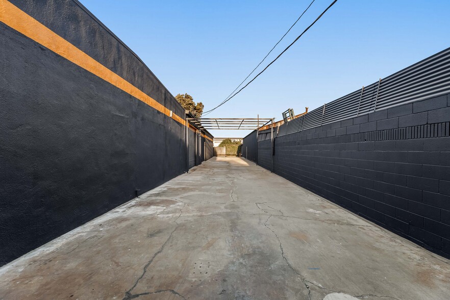 More Photos Of 15131 Illinois Ave, Paramount Warehouse For Sale